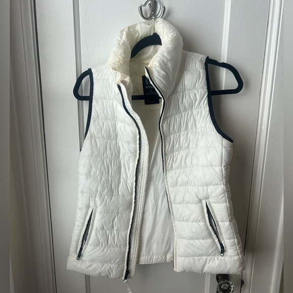 GAP Jackets & Blazers - GAP Women's Ivory Quilted Vest